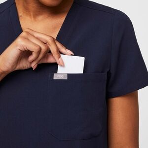 FIGS | Catarina One-Pocket Scrub Top - Navy - size XXS